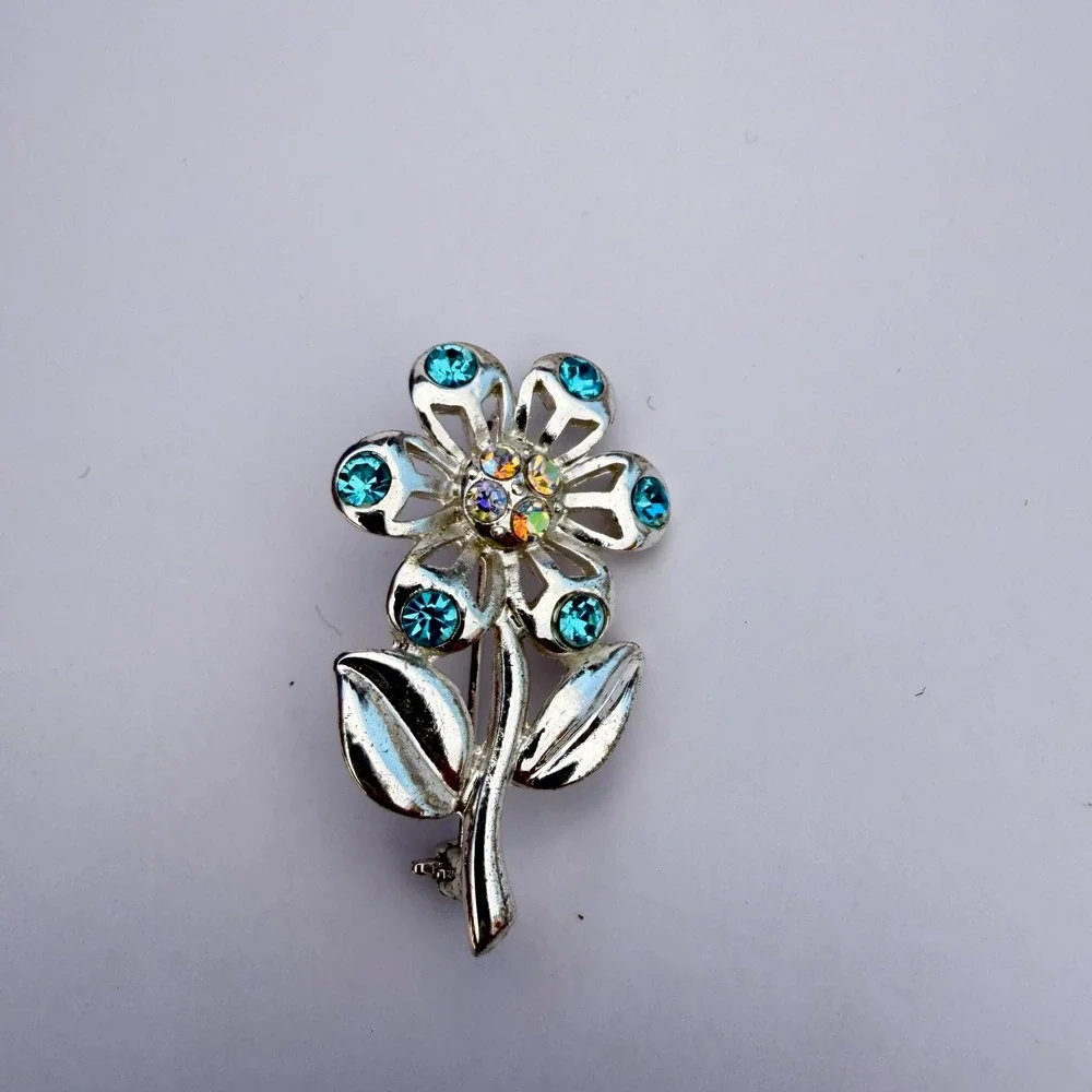 Daisy Flower Brooch Lapel Pin Blue Rhinestone Jeweled Costume Jewelry